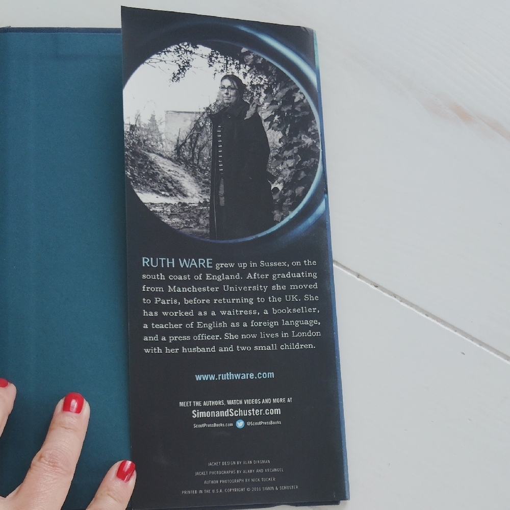 The Woman in Cabin 10 Book - Picture 6 of 6